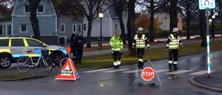 BLÅLJUS: Cyklist påkörd vid rondell – fick föras till sjukhus