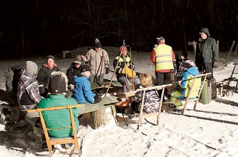 Det är mysigt att samlas vid elden, efter sparkåkning, lek och dragkamp i snön.