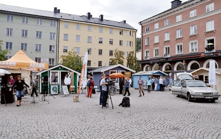 Nu står valstugorna återigen på plats på Trädgårdstorget.