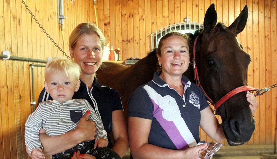 Emmelie Karlsson, här med sonen Einar, och Helena Gunnarsson, Jägersro Hästklinik, har haft ett samarbete under många år. Foto: Lena Dahlberg