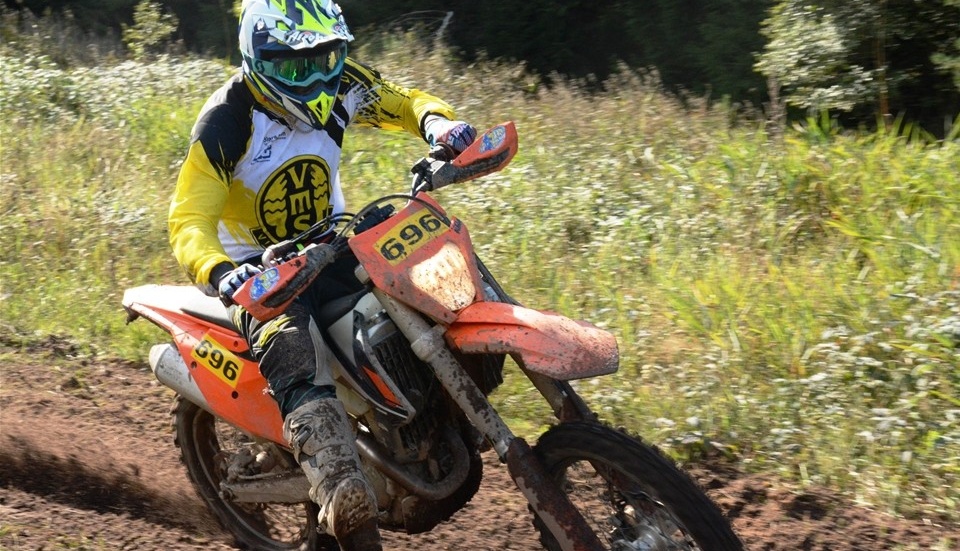 Joel Larsson var en av flera Vimmerby MS-förare som tog klassegrar i Smålandscupen på hemmaplan. Joel vann Breddklassen i hård kamp med klubbkompisens Rasmus Sandsborg.