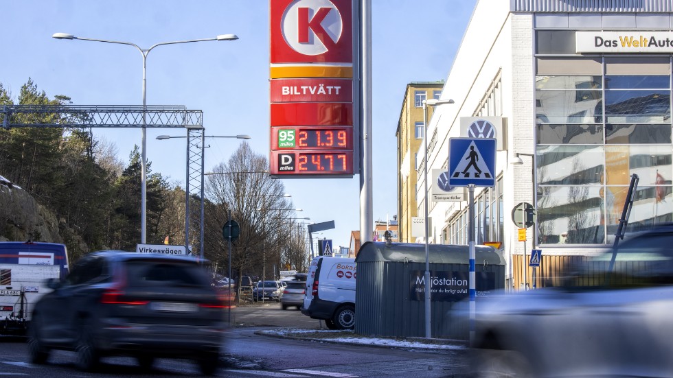 Drivmedelspriserna sänks på måndagen. Arkivbild.