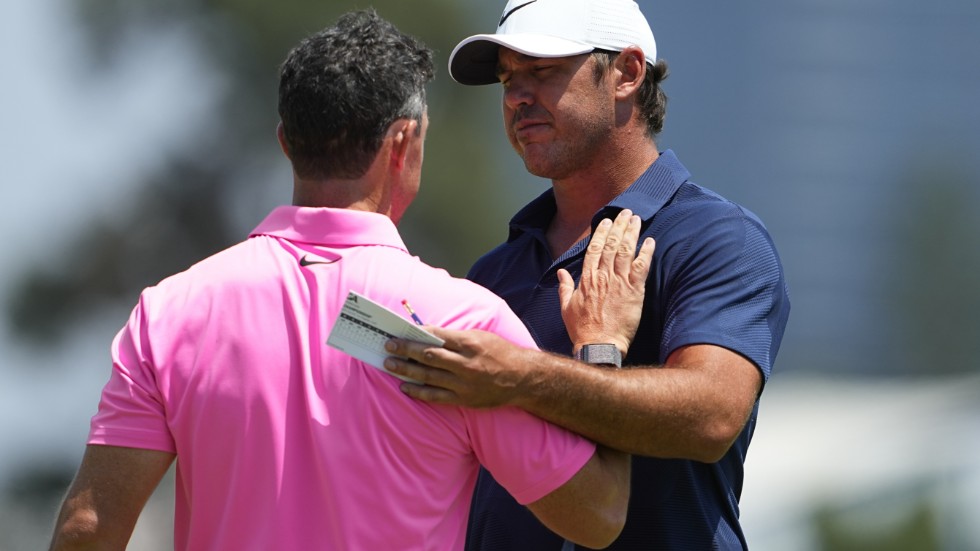 Rory McIlroy och Brooks Koepka, just nu på PGA-touren respektive LIV, efter en runda i US Open nyligen. Arkivbid.