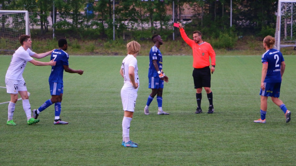 Ovie Richard (till vänster i blått) fick först ett gult kort och sedan ett rött efter protester i slutet av matchen. 