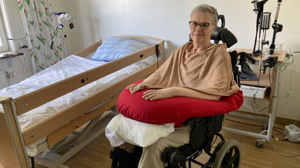 "Jag kan röra huvudet och har känsel till axlarna, men allt nedanför axlarna är förlamat. Det innebär att jag behöver hjälp med i princip allting dygnet runt”, berättar Majvor Sjölund.