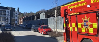 Larm om rykande bil i centrala Enköping