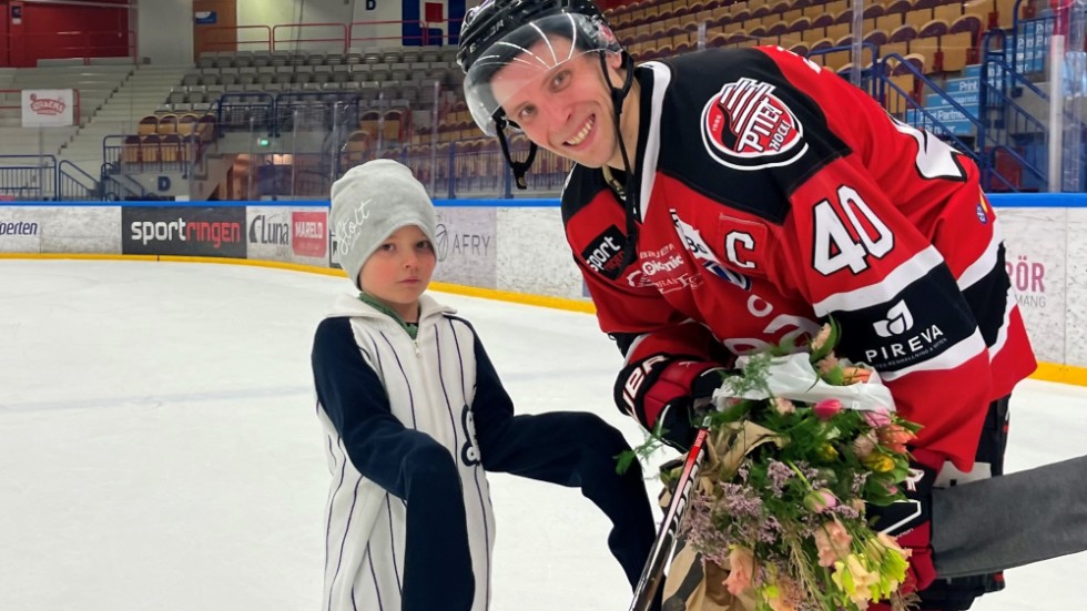 Magnus Isaksson och sonen Vincent efter sista matchen på LF Arena.