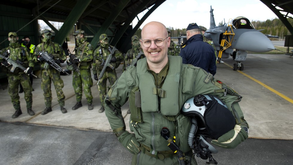 Piloten Fredrik Juhlin menar att stämningen i Försvarsmakten har förändrats sedan invasionen av Ukraina. "Det är ett större allvar", säger han.