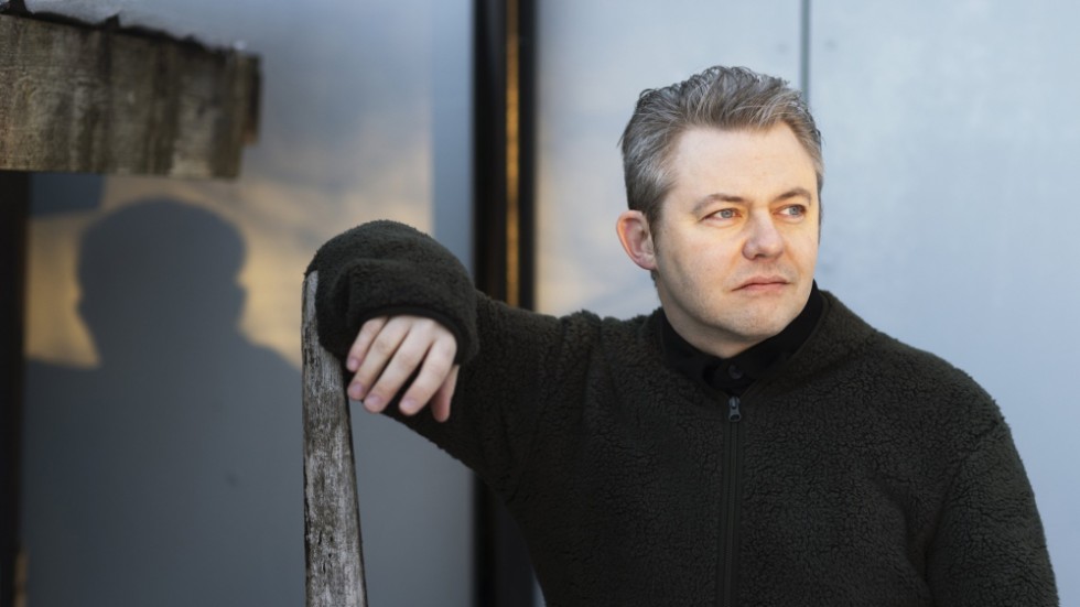 "Jag tror att läsarna skulle tycka om mina andra böcker också, men de har inte blivit så spridda" säger författaren Mikael Berglund efter att ha fått Sveriges Radios romanpris. Pressbild.