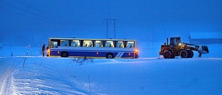 Skolbuss halkade av vägen