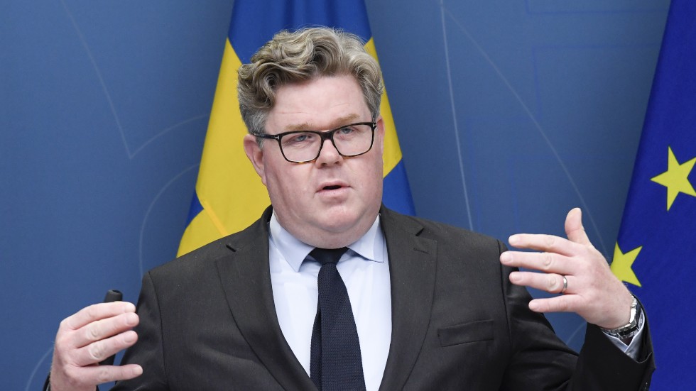 Polis ska utan konkreta brottsmisstankar kunna avlyssna för att förhindra att skjutningar och sprängningar sker, enligt justitieminister Gunnar Strömmer (M).