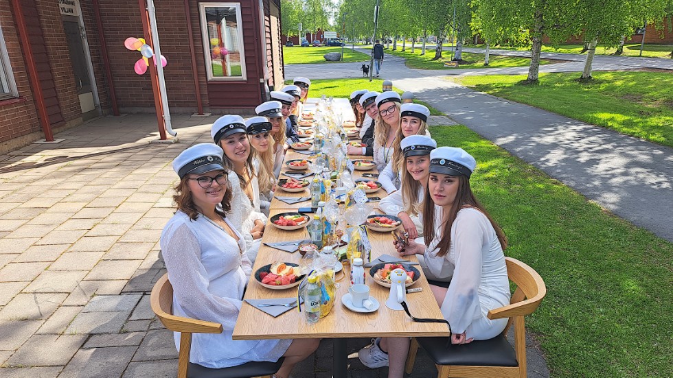 Lite morgonfrukost för restaurang och livsmedel. På bilden syns längs fram Filippa Kurkinen och Ronja Hederyd, Linn Rutberg och Filippa Eriksson tillsammans med sina klasskamrater.