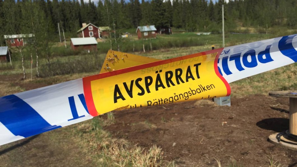 MISSTÄNKT MORD. Polisens tekniker användes sig av drönare för att dokumentera den avspärrade brottsplatsen i Lannavaara.