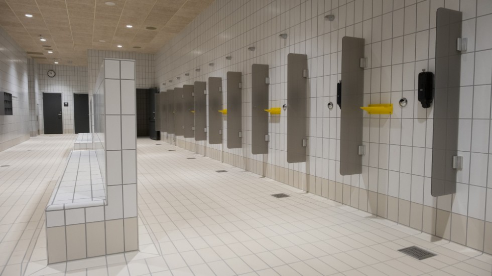 Själv följer jag med mitt barn på simskola och ser varje gång vuxna kvinnor som skippar den obligatoriska duschen innan bad, skriver en badgäst.