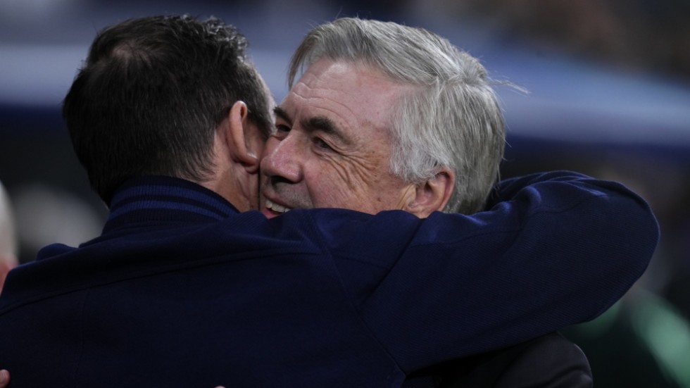 Carlo Ancelotti, till höger, och Frank Lampard kramar om varandra.