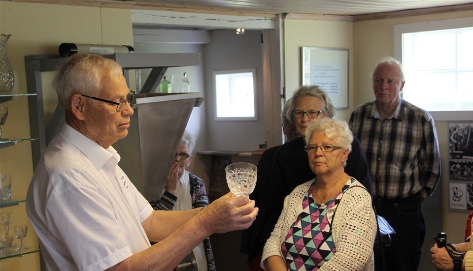 ​Nils-Åke Ericsson berättar om glasbruket för Gerd Larsson, Anita Braf och Bertil Adolfsson. Foto: Lennart Larsson