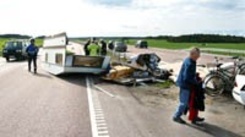 Husvagn i bitar utanför Uppsala