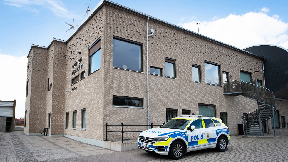Ännu en smällare ska ha kastats inne på Alphaskolan, den här gången på måndagsförmiddagen. Bilden är från den 1 april då en banger kastades inne på skolan och sex personer skadades.