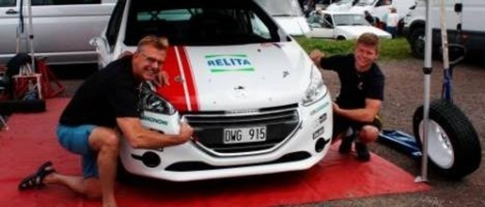 Thorsell fixar med bilen.