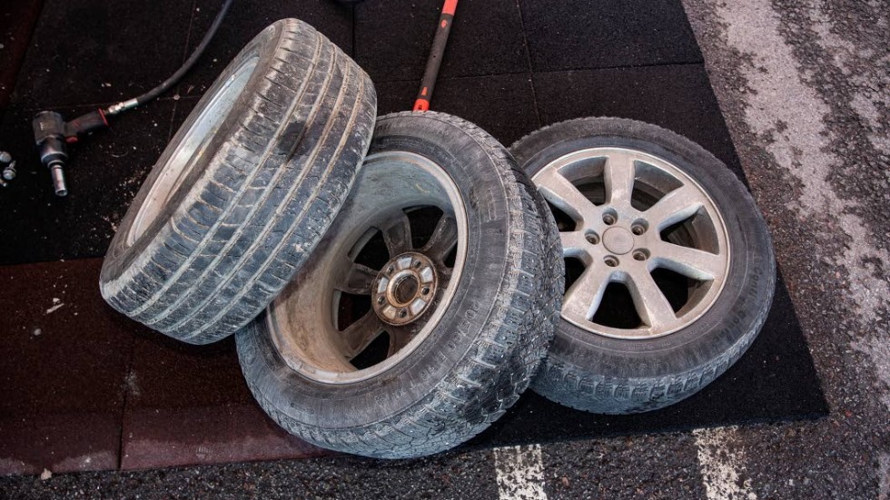 Sommardäck på fälg stals ur fyra garage i en och samma länga i början av veckan. 