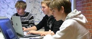 Elever spelar dataspel i skolan