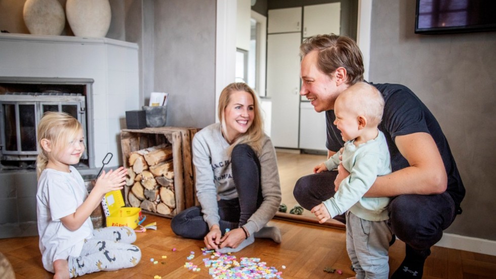 I våras rullade de återigen av färjan med hemmet nedpackat i kartonger. Den här gången gick flyttlasset till släktgården i Rute, som de hyr av Annas syster Lotta Bogren på Puttersjaus gård. "Det var ett lätt beslut. Det svåraste var att säga till Tyra att hon skulle behöva lämna sina kompisar på förskolan", säger Josef Smedman.