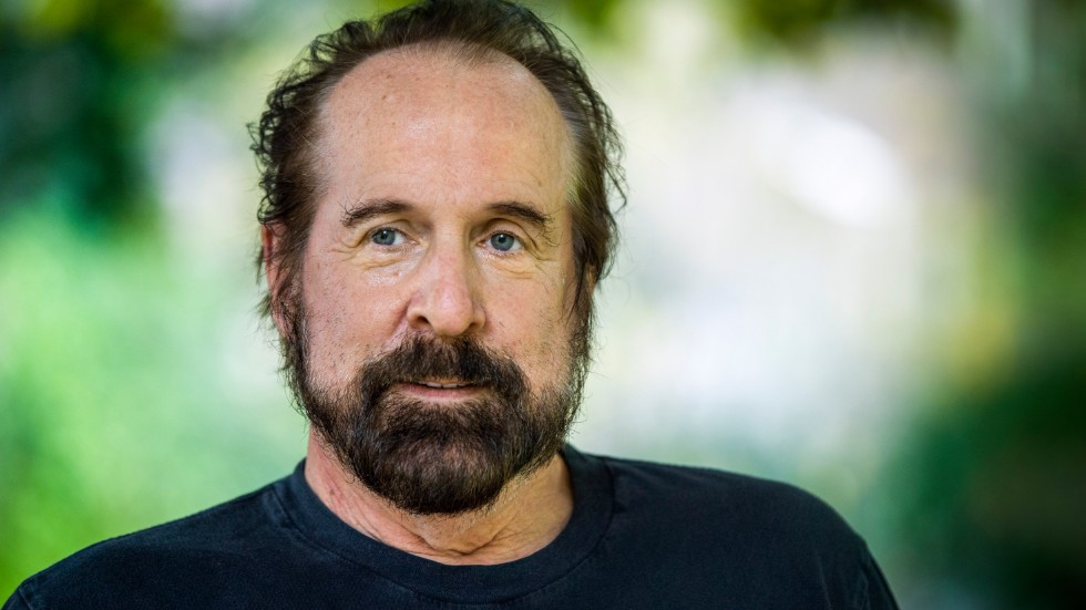 Peter Stormare aktar sig för att bli sjuk. "Det är många nära som har strukit med. Det kryper närmare och närmare", säger han.
