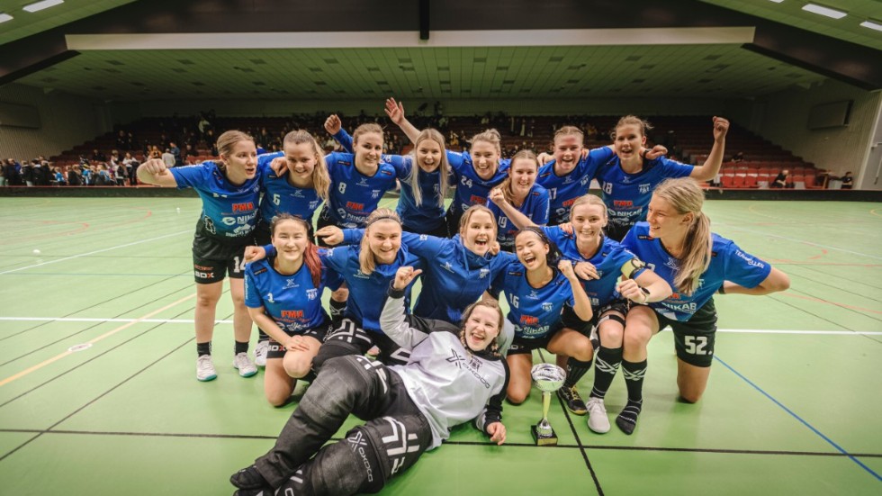 Öjebyns IBF vann DM-guld i onsdags och säkrade seriesegern i division 1 under söndagen. Nu väntar kvalspel mot allsvenskan.
