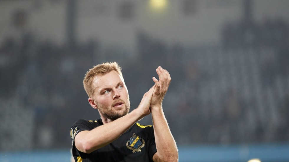 Sebastian Larsson förlänger kontraktet med AIK. Arkivbild.