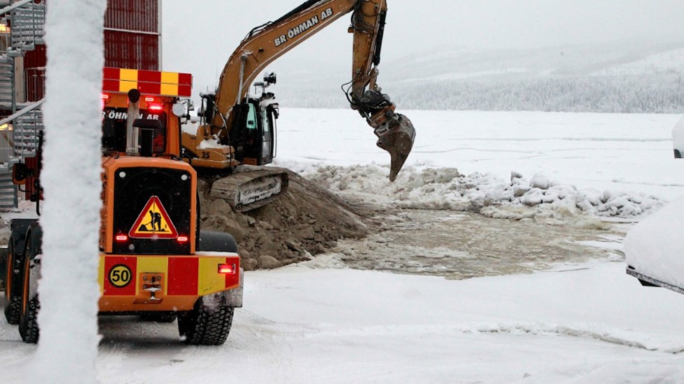 Grävaren jobbade hårt med vallen under morgonen.