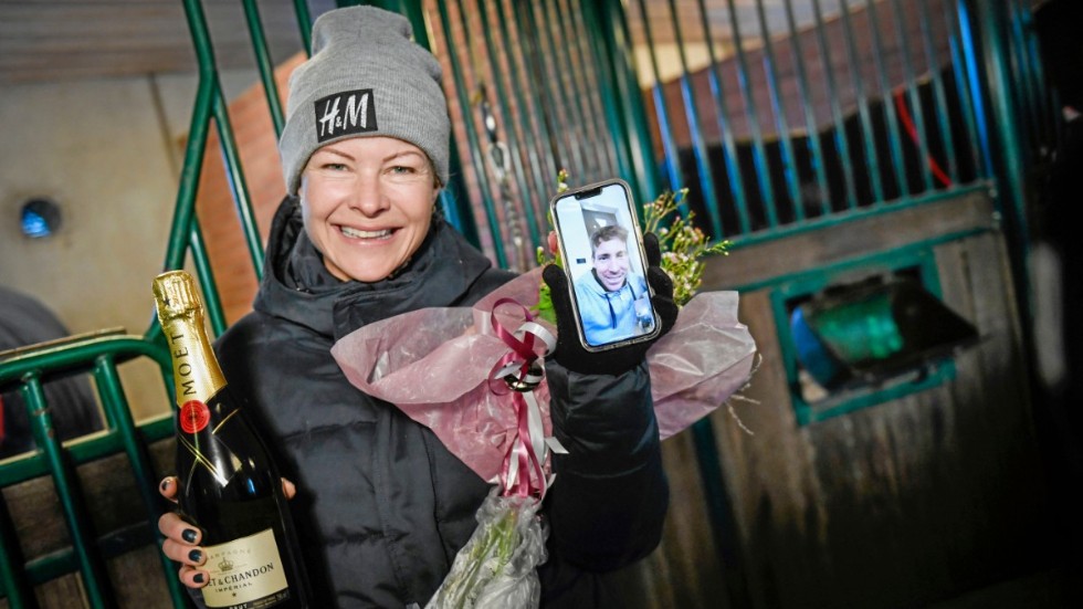 Malin Baryard Johasson i stallet i Norrköping och i mobilen Henrik von Eckermann.