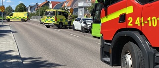 Bil och buss frontalkrockade – kvinna till sjukhus ✓Passageraren Sonny: "Rejäl smäll"