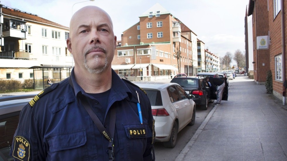 "Vi har våra misstankar om vilka det rör sig om, vi håller på att bearbeta det", säger Dennis Ejdvinsson, gruppchef inom polisen i Katrineholm. 
