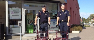 Poliser gick på rullatorpromenad