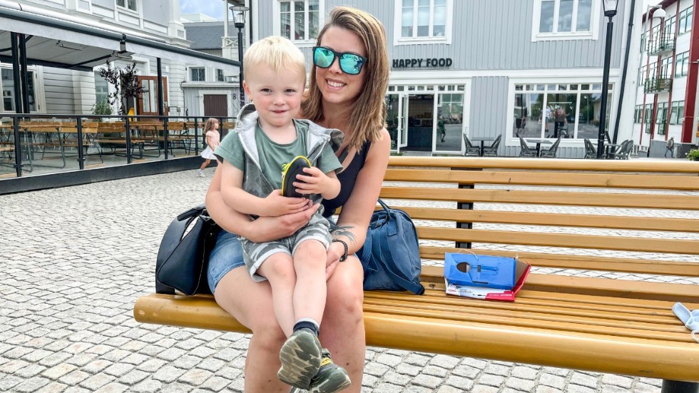 Lill-Therese Martinsen och tvåårige sonen Axel Martinsen är från Fauske i Nordnorge och besöker nu Piteå. I helgen blir det bad på Pite havsbad. "Jag ska bada men det är kallt", säger Axel.