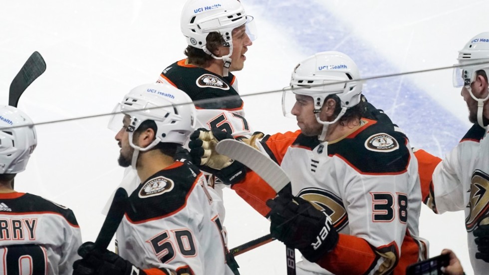 Anaheims Rickard Rakell gratuleras efter matchens första mål.