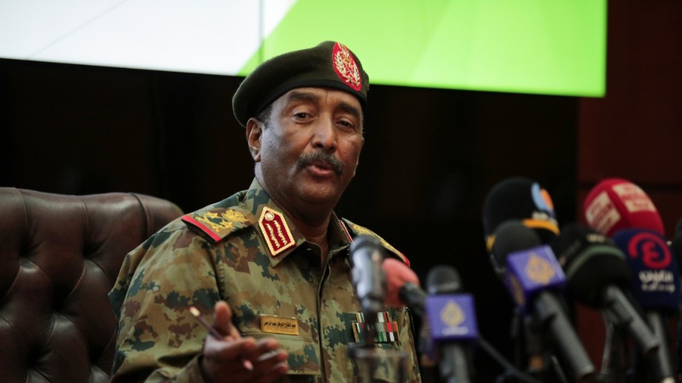 Generalen Abdel Fattah al-Burhan under en presskonferens på tisdagen.