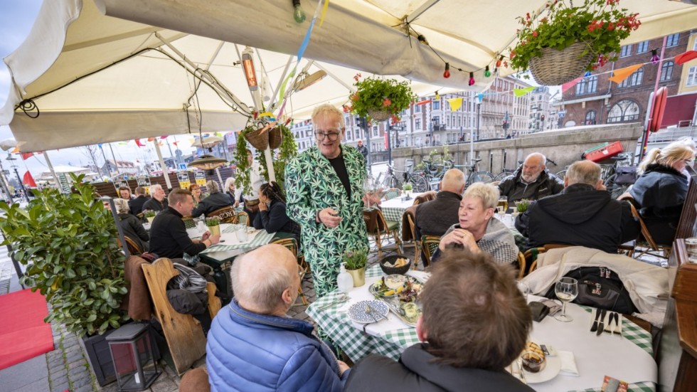 Krögaren Michael Olsen med visir bland gästerna på Nyhavnskroen.