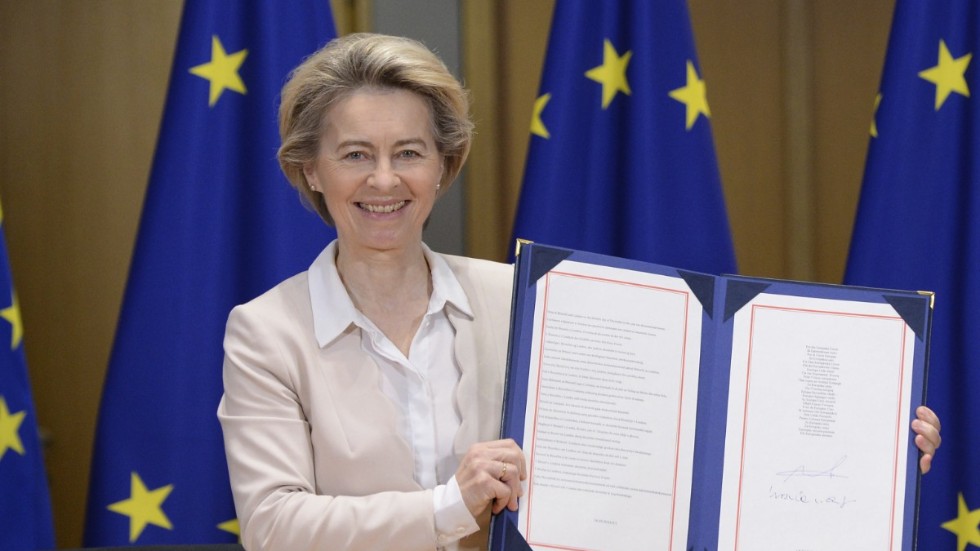 EU-kommissionens ordförande Ursula von der Leyen håller upp det handels- och samarbetsavtal med Storbritannien som parterna enades om i julas. Nu väntas EU-parlamentet rösta om ett formellt godkännande. Arkivfoto.