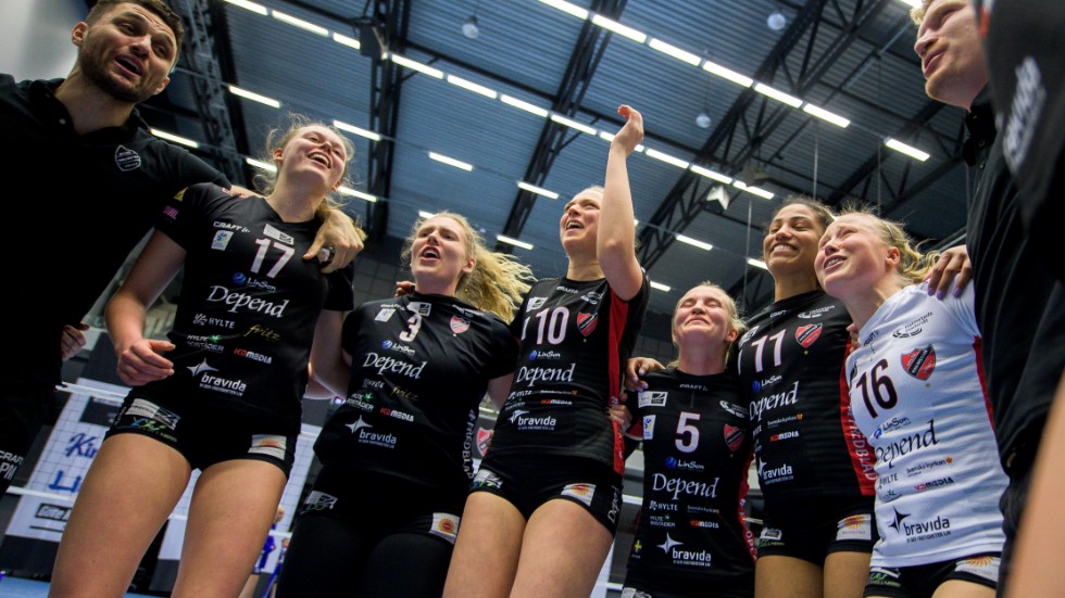 "Det är en helt fantastisk känsla att allt jag och vi har gjort tillsammans var värt det", säger Emmy Andersson (vit tröja), som vunnit SM-guld.