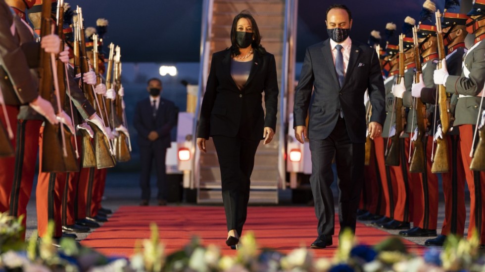 USA:s vicepresident Kamala Harris tas emot av Guatemalas utrikesminister Pedro Brolo vid ankomsten till Guatemala City.