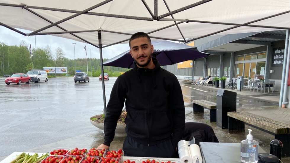 18-årige Diler Ali från Katrineholm har öppnat en egen onlinebutik i storebrors pizzeriakällare. Det kombinerar han med plugg och jordgubbsförsäljning.