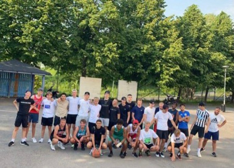 Många var det som för tredje året spelade streetbasketturnering på Skolgårda, arrangerat av Motalas basketungdomar. En basketform som växer.