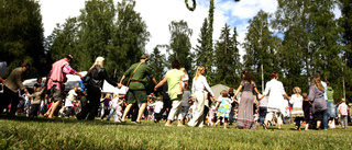 Ringdans och fiskdamm – här firar vi midsommar!