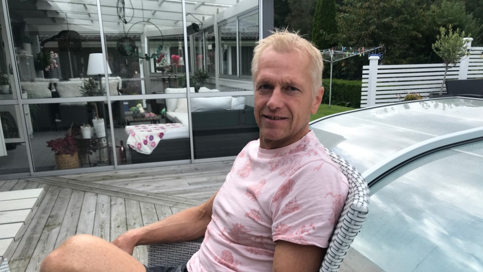 Vid poolen. Patrik Spångberg började gräva den pool som han nu har som lite hemmalyx med familjen på Malmgatan. I Sportsnack berättar poolskötaren om sin nya roll i IFK-bandyn och om känslorna kring sonen Viktors flytt till VSK.