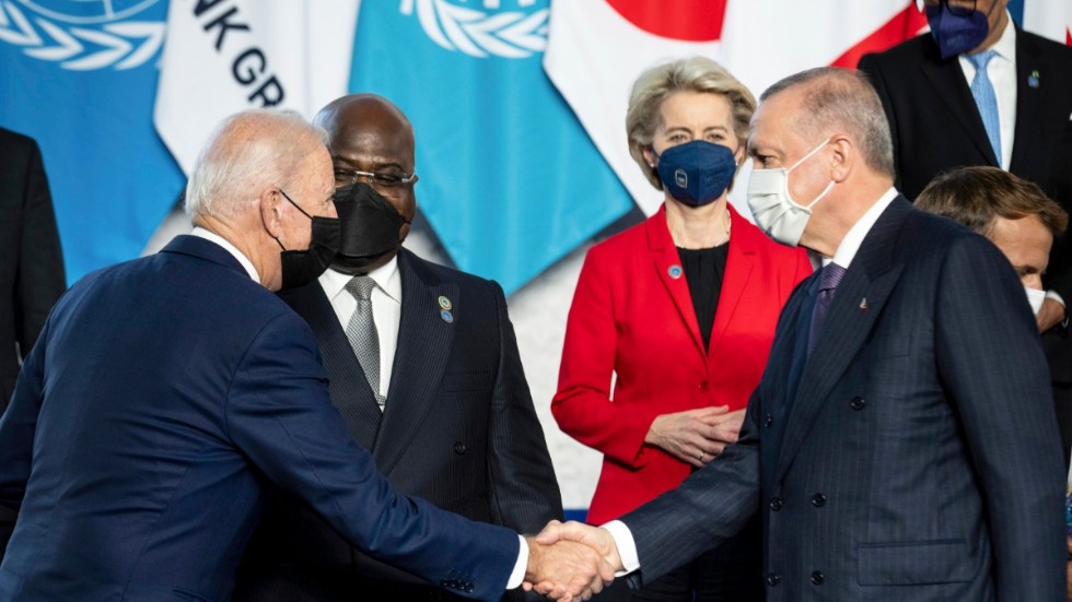 USA:s president Joe Biden, till vänster, skakar hand med Turkiets president Recep Tayyip Erdogan i samband med G20-mötet i Rom. I bakgrunden syns bland andra EU-kommissionens ordförande Ursula von der Leyen.