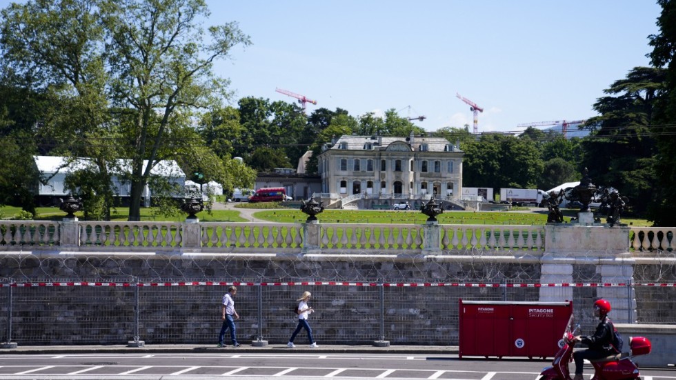 Säkerhetspådraget är enormt kring Villa de la Grange, där Rysslands president Vladimir Putin möter sin amerikanske kollega Joe Biden.