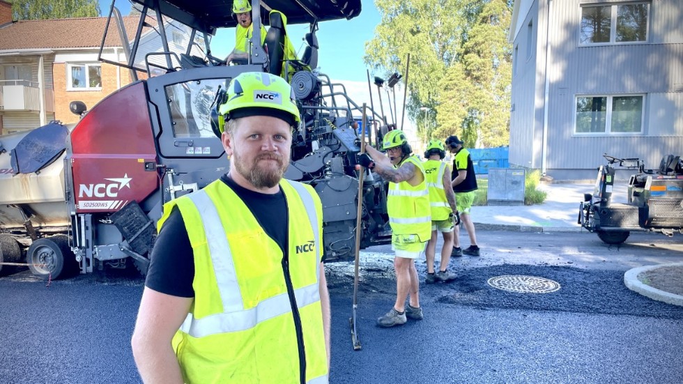 Tommy Lindén, lagbas på NCC, var en av sex personer som asfalterade om Vasavägen på fredagen. 