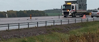 Bil körde in i mitträcket – trafiken påverkades