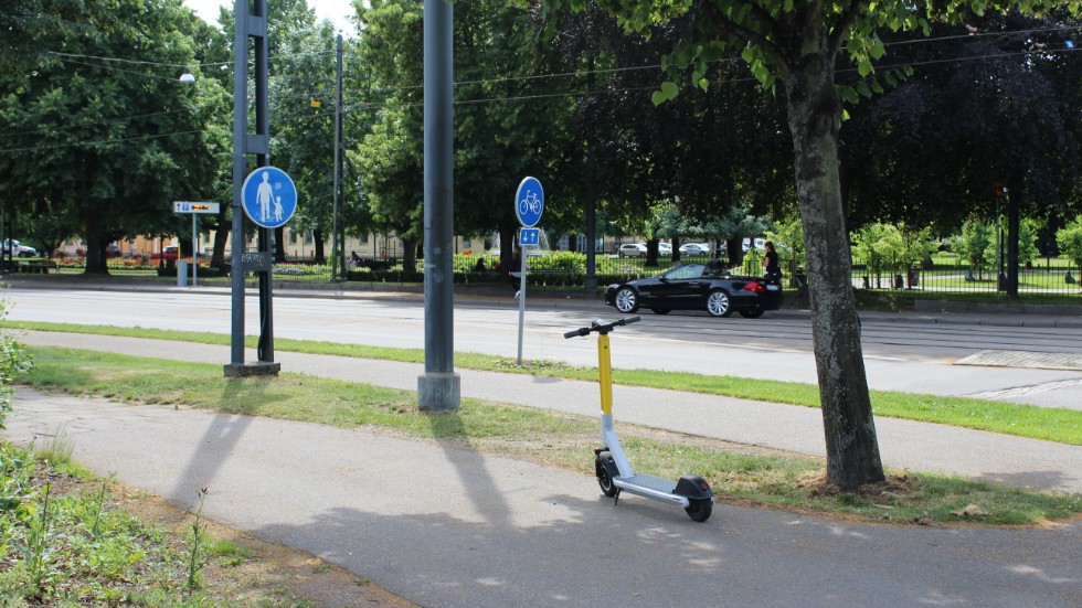 Insändarskribenten anser att många som åker elsparkcykel beter sig illa i trafiken.